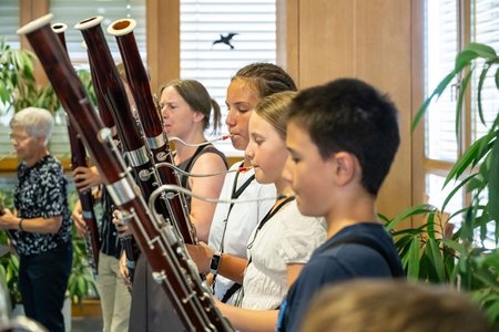 Fagott-Ensemble mit jungen Musikern in einem Proberaum